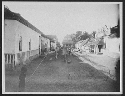 Weaving blankets on street - Madura, India, Madurai, 1895