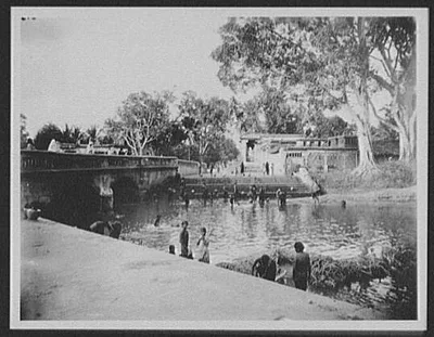Trichonopoly - bathing tanks at the bridge - Srirangam, India, Tiruchirapalli, 1895