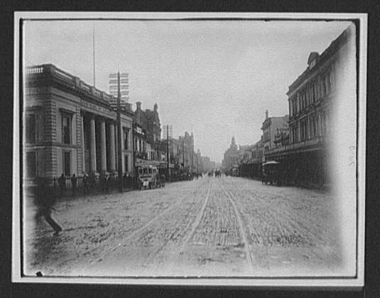 Aukland [sic] - downtown street, Union bank of Australia at left, Auckland, New Zealand, 1895