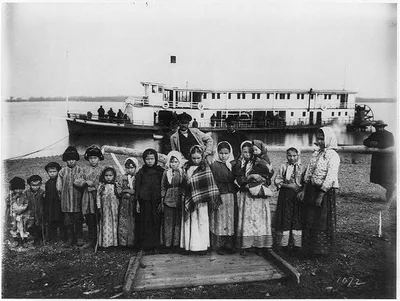 [Peasants before a Ussuri River sternwheeler], Iman, Ussuri River, China, Russia, 1895