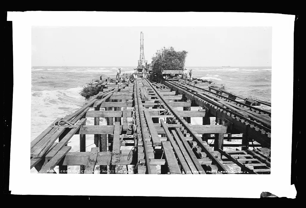 Construction of mattresses, Tampico, Mexico, 1880