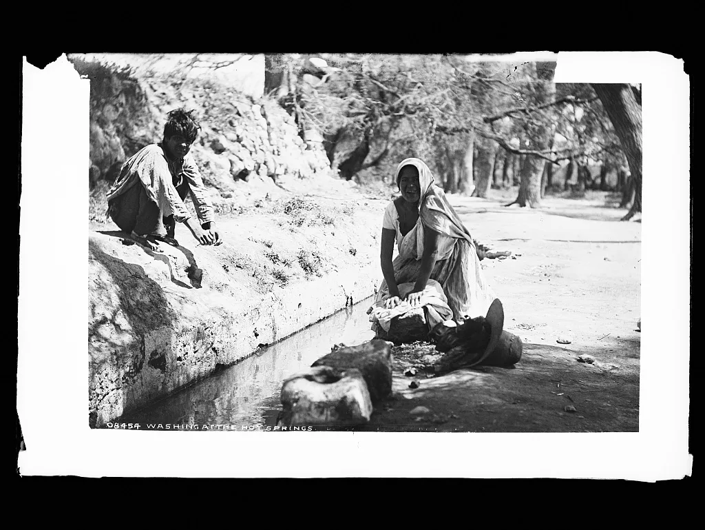 Washing at the hot springs, Aguascalientes (State), 1880