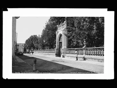Gate to garden of San Marcos, Aguascalientes (State), 1880